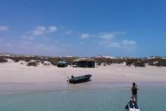 Camping-on-the-beach-alongside-Ningaloo-Reef-with-Redtrack-Tours